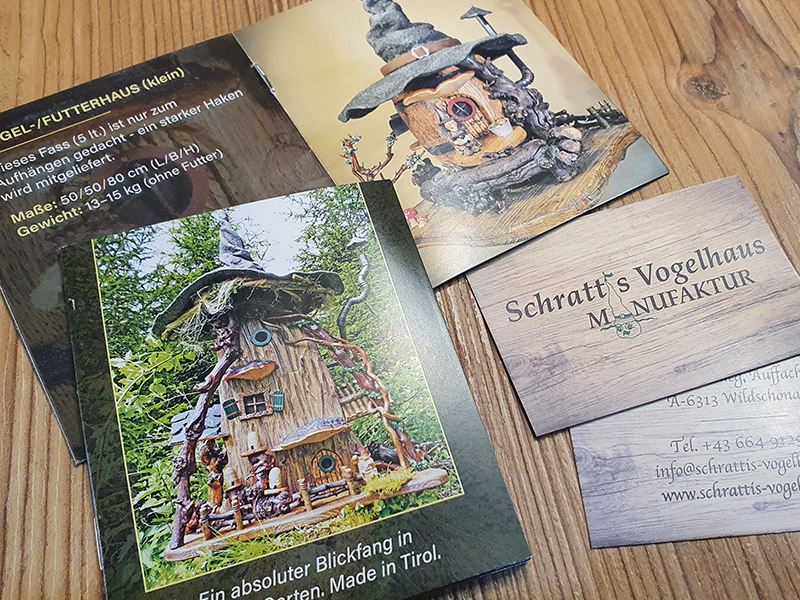 Flyer und Visitenkarten für Schrattis Vogelhaus Manufaktur mit handgefertigten Vogelhäusern