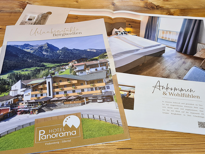 Hotelzeitung für Hotel Panorama im Zillertal mit Zimmer- und Bergmotiven
