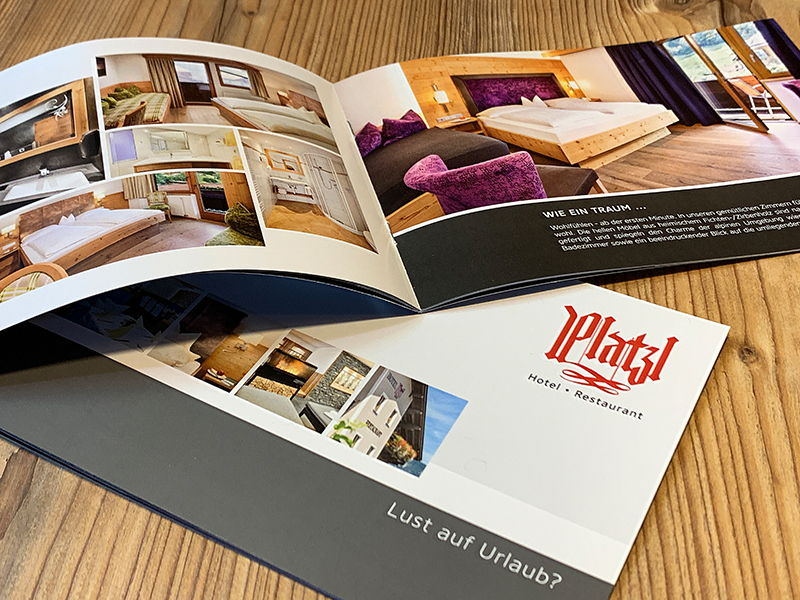 Hochwertiger Hotelprospekt für Hotel Platzl mit Zimmerbildern und Urlaubsinspiration