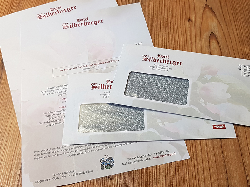 Briefpapier und Kuverts für Hotel Silberberger mit dezentem Blumenmotiv im Hintergrund