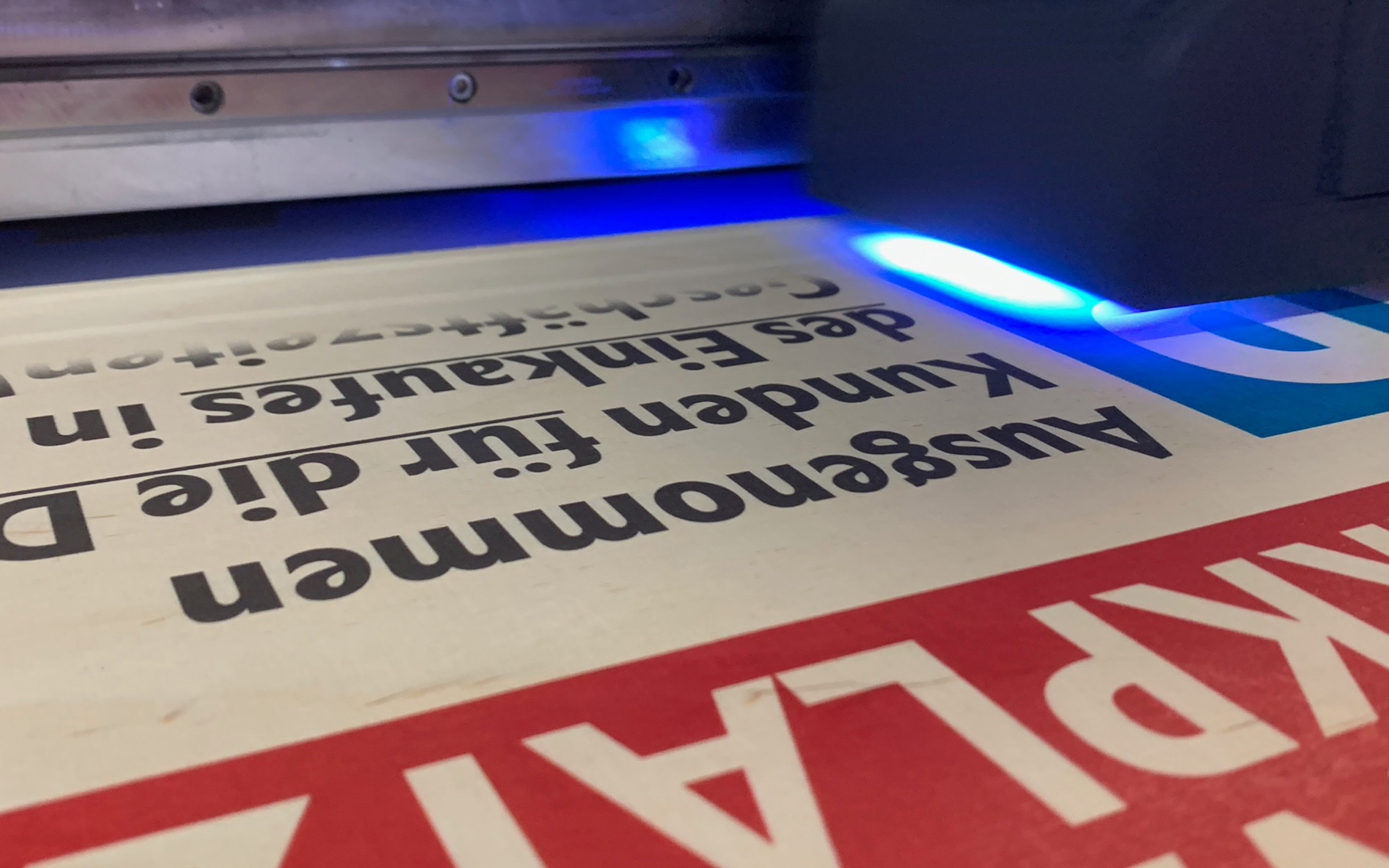 UV-Direktdruck einer Parkplatztafel auf Holz